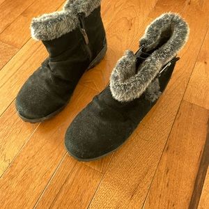 Size 9  Khombu warm comfy winter booties